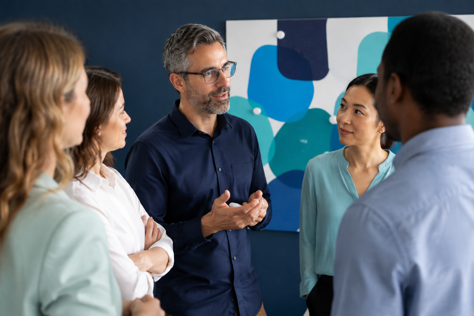 Colegas conectando ideas durante un taller